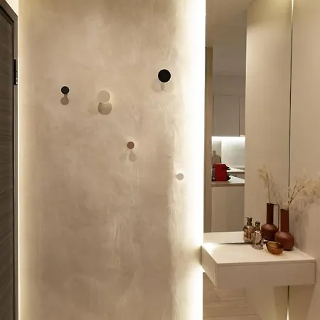 Apo-zachari Elegant Larissa